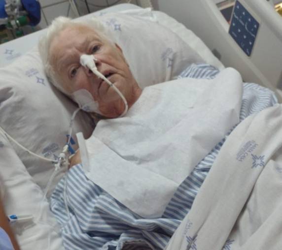 Funcionário de funerária percebeu que paciente estava viva quando foi retirar o corpo para o velório. Prefeitura afirma que apura o caso. Segundo a sobrinha-neta, mulher de 78 anos está bem.