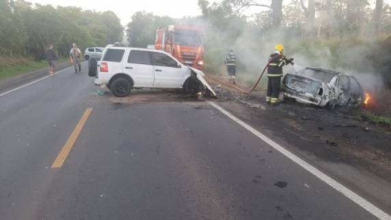 Um dos veículos envolvidos pegou fogo após colisão, na altura do km 27