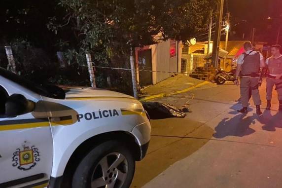 Vítima foi alvejada por dois homens com revólveres, segundo testemunhas