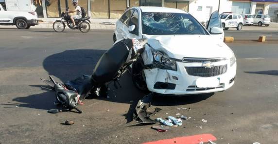 Acidente envolveu automóvel e motocicleta