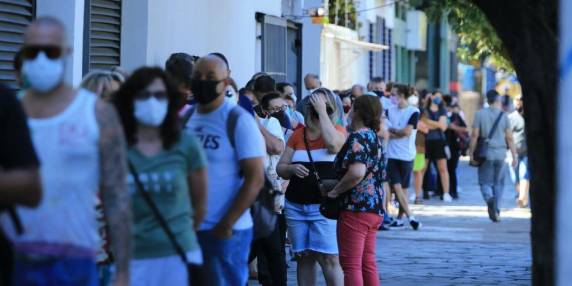 Nesta segunda, foram 6.349 casos da doença; gabinete de crise reavalia, nesta terça-feira, situação nas 21 regiões covid