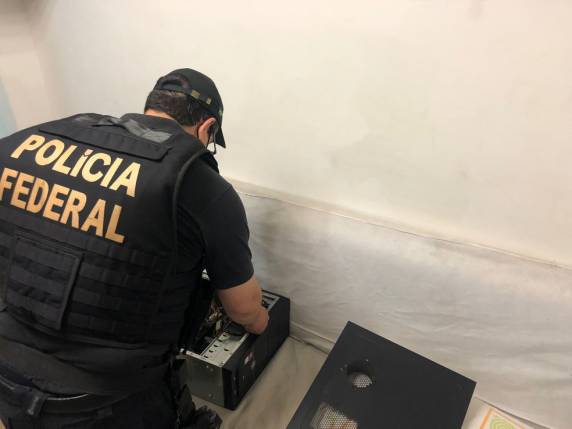 Homem de 74 anos foi preso em flagrante durante a operação e levado para a sede da Polícia Federal em Lages.