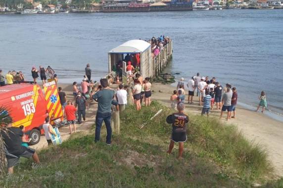 Acidente aconteceu no Canal da Barra, no limite sul da Praia do Mar Grosso; Corpo de Bombeiros atua no local com a presença de mergulhadores
