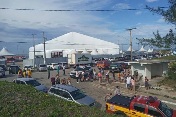 Lancha vira e deixa ao menos dois mortos em Santa Catarina; uma pessoa segue desaparecida - foto 3
