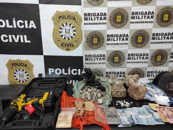 Além do elemento, outras três pessoas foram presas por tráfico de drogas