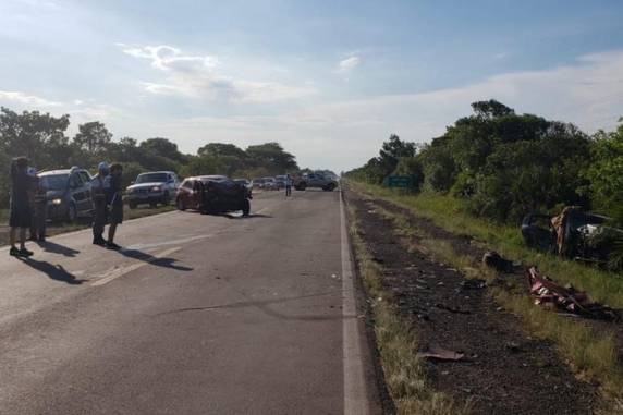 Acidente provocou até 10 quilômetros de congestionamento na rodovia; um animal de estimação também morreu