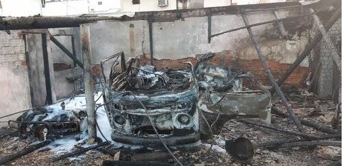 Veículo estava em uma garagem em chamas e o cilindro GNV provocou a explosão