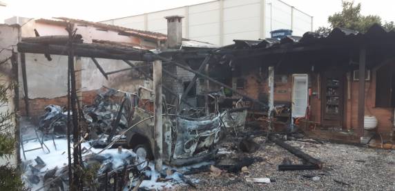Veículo estava em uma garagem em chamas e o cilindro GNV provocou a explosão
