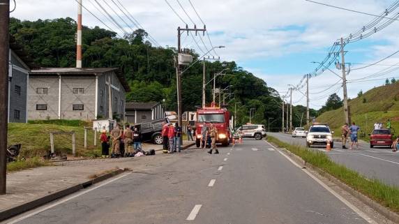Colisão ocorreu na tarde deste sábado, na Avenida Santos Dumont, no bairro Aventureiro.