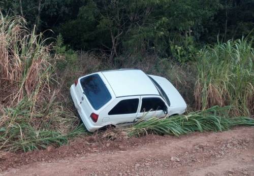 Veículo VW Gol saiu da pista em Esquina Butiá