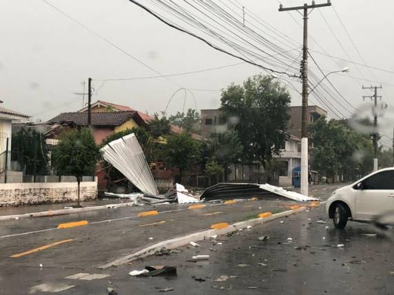 Vendaval seguido de chuva atingiu também cidades nos vales do Caí e do Paranhana. Em Porto Alegre, nuvens carregadas anunciavam a chegada da chuva no final da tarde