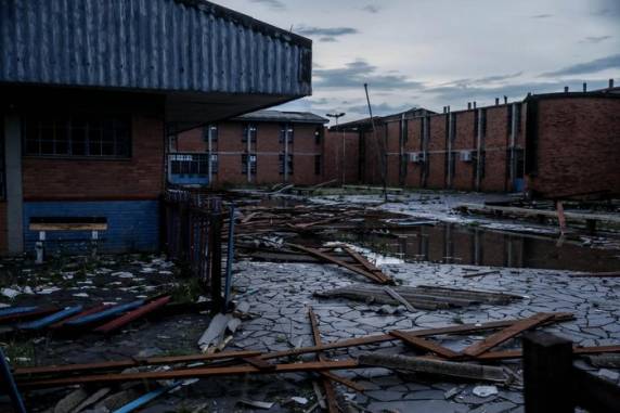 Tempestade destrói escola, deixa pessoas desabrigadas e bloqueia ruas em Guaíba - foto 2