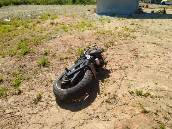 Colisão aconteceu em Massaranduba, no Norte catarinense, no sábado. O veículo atingido partiu ao meio.