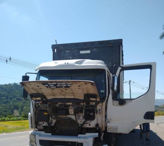 Colisão aconteceu em Massaranduba, no Norte catarinense, no sábado. O veículo atingido partiu ao meio.