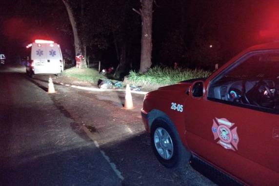 Saída de pista seguida de colisão ocorreu por volta das 3h desta segunda-feira (24)