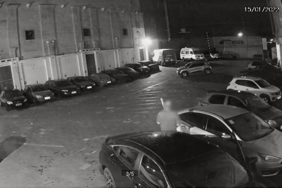 Agressão foi cometida em 15 de janeiro em uma garagem coletiva no centro da cidade e foi flagrada por câmeras de segurança