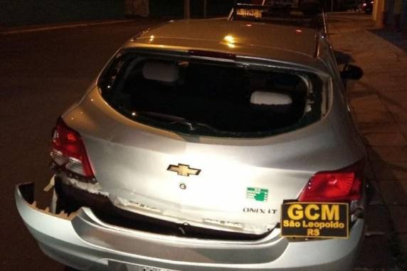 Trio de assaltantes rendeu motorista na noite de terça-feira. Veículo acabou sendo recuperado