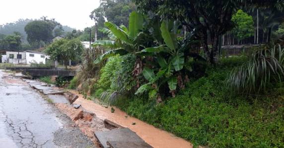 Família de Blumenau, no Vale do Itajaí, chamou o Corpo de Bombeiros após água entrar na residência em que moram. Registros ocorreram em pelo menos três cidades.