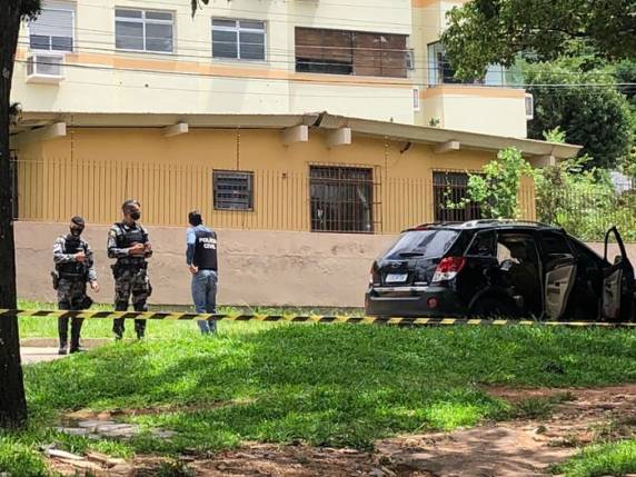 Homem, ainda não identificado, foi executado dentro de um carro no bairro Cristal