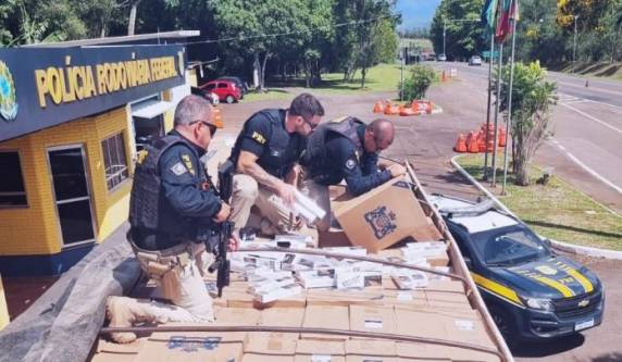 Ação foi efetuada pela PRF que apreendeu cerca de 300 mil maços de cigarros paraguaios que eram transportados em uma carreta