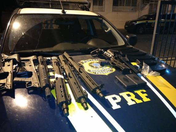 A dupla, com diversas passagens no sistema prisional, levava as armas escondidas no painel do carro