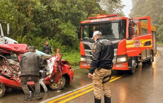 Carro perdeu o controle em uma curva e invadiu pista de caminhão, que acabou arrastando o veículo por 30 metros