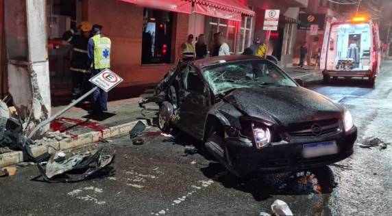 Vítima foi encontrada pelos bombeiros do lado de fora do veículo sem vida. Ocorrência foi registrada em Porto União.