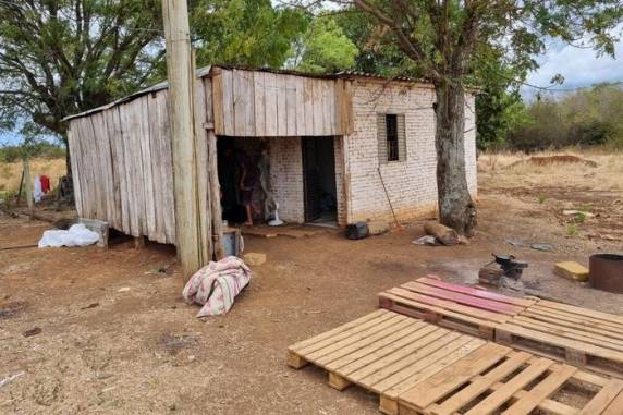Operação do Ministério Público do Trabalho constatou que os trabalhadores viviam em condições insalubres e aplicavam agrotóxicos sem qualquer tipo de proteção
