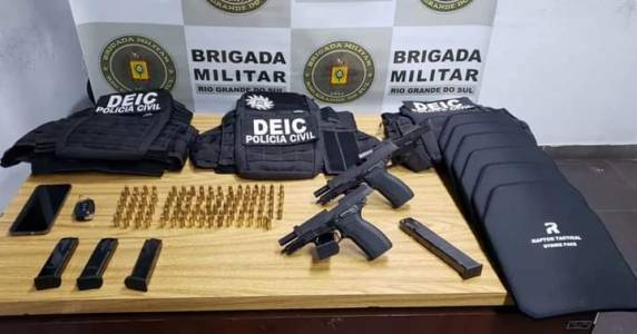 15° BPM prende três homens e apreende um menor por porte ilegal de arma de fogo em Canoas - foto 3