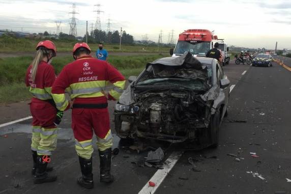 Uma pessoa morre e duas ficam feridas em acidente na BR-386, em Canoas - foto 4