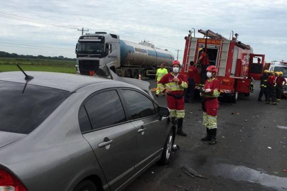 Uma pessoa morre e duas ficam feridas em acidente na BR-386, em Canoas - foto 2