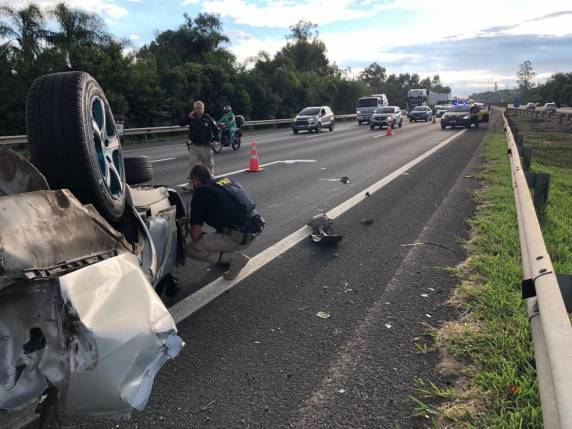 Pelo menos outras quatro pessoas ficaram feridas. Rodovia foi totalmente bloqueada para atendimento.