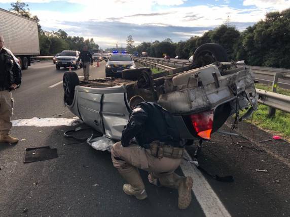 Pelo menos outras quatro pessoas ficaram feridas. Rodovia foi totalmente bloqueada para atendimento.