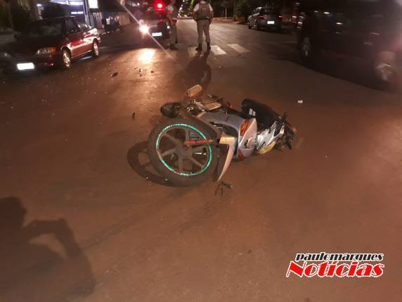 O condutor estacionava a moto no momento que foi atingido pelo automóvel