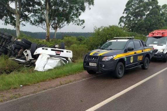 Veículo saiu da pista e motorista foi projetado para fora da cabine