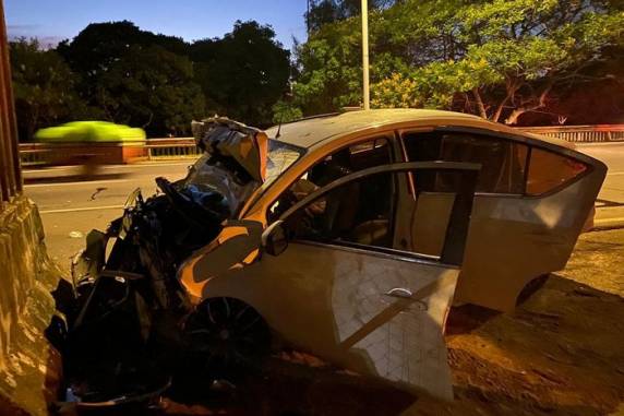 Trânsito ficou bloqueado parcialmente até as 5h40min para remoção do veículo