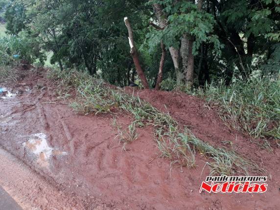 Motorista perde o controle de caminhão após passar por desnível na RS 342 e tomba em barranco, em Três de Maio - foto 5