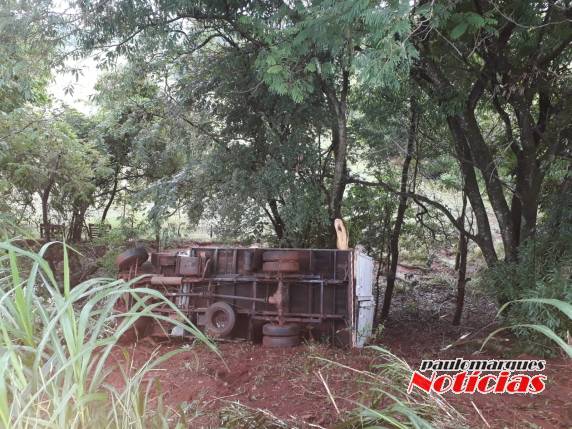 Motorista perde o controle de caminhão após passar por desnível na RS 342 e tomba em barranco, em Três de Maio - foto 2
