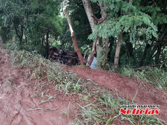 Motorista perde o controle de caminhão após passar por desnível na RS 342 e tomba em barranco, em Três de Maio - foto 3