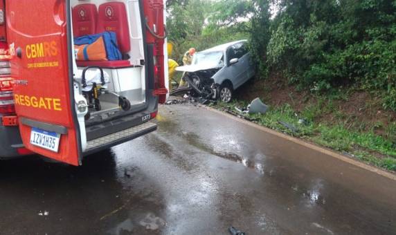 Acidente com três veículos na RS 135 deixa feridos e vítima presa nas ferragens - foto 4