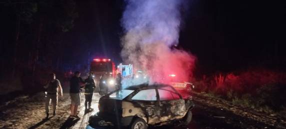 Vítima de 18 anos teria sido morta a facadas. Polícia investiga as causas do feminicídio.