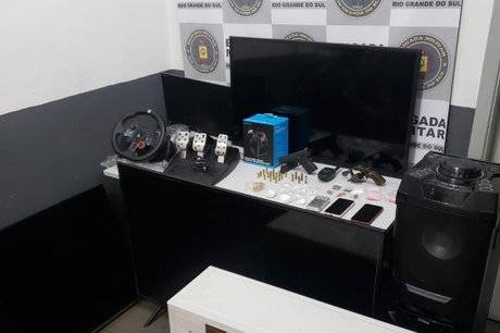 Além da posse de armas e drogas, ele também estava com objetos que seriam fruto de estelionato