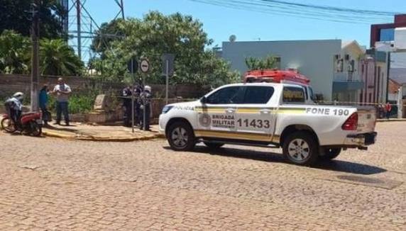 Dois criminosos renderam clientes, funcionários e proprietária da loja por volta do meio-dia