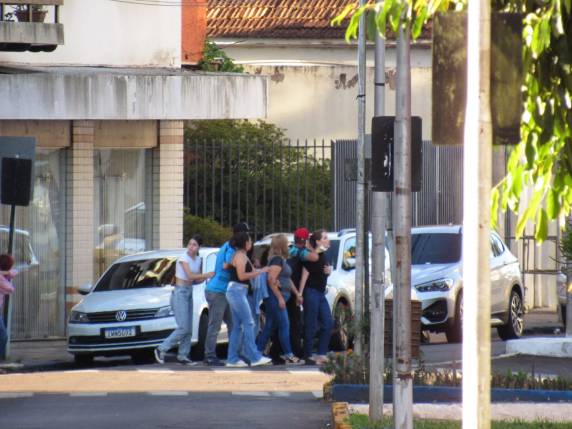 Dois criminosos renderam clientes, funcionários e proprietária da loja por volta do meio-dia