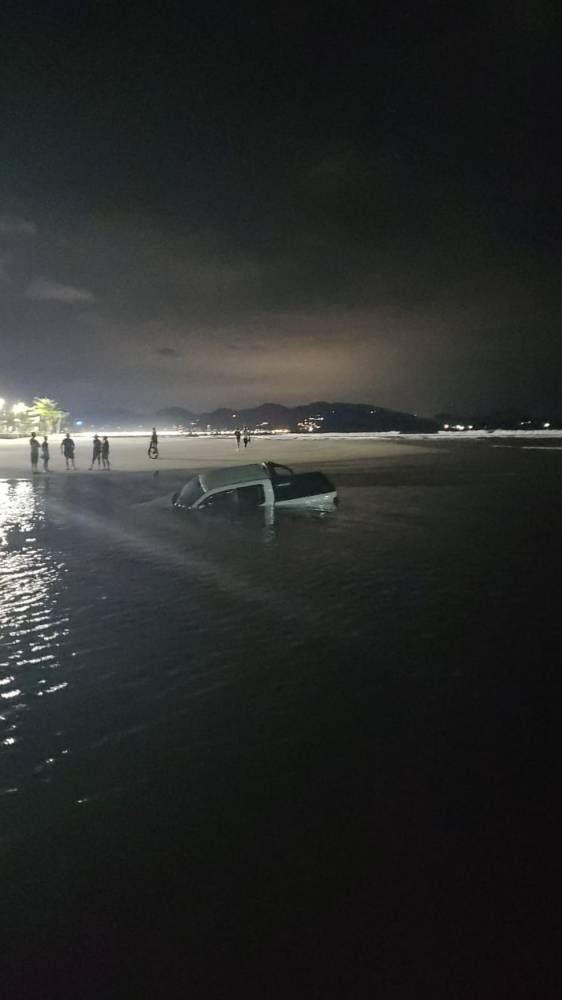 Bombeiros atenderam a ocorrência no Rio Perequê em Porto Belo, no Litoral Norte, na noite de domingo.