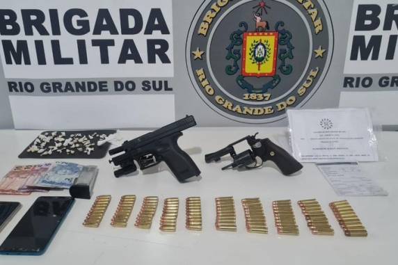 Os três homens, que fingiam ser policiais, estavam em direção ao endereço da vítima quando foram abordados e presos