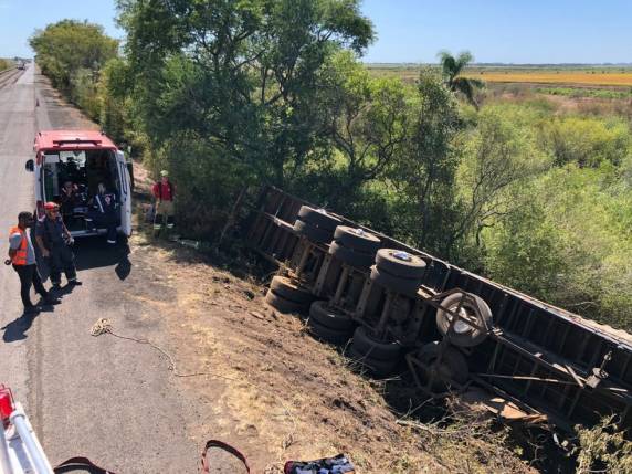 Veículo tombou após sair da pista, na altura do km 466. Motorista, de 39 anos, era residente de São Sepé, na Região Central.
