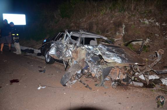 Colisão frontal entre Santana e caminhão Volvo na BR 386 em Sarandi - foto 4