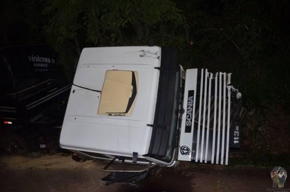 Colisão frontal entre Santana e caminhão Volvo na BR 386 em Sarandi - foto 2