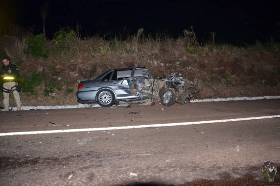 Colisão frontal entre Santana e caminhão Volvo na BR 386 em Sarandi - foto 5